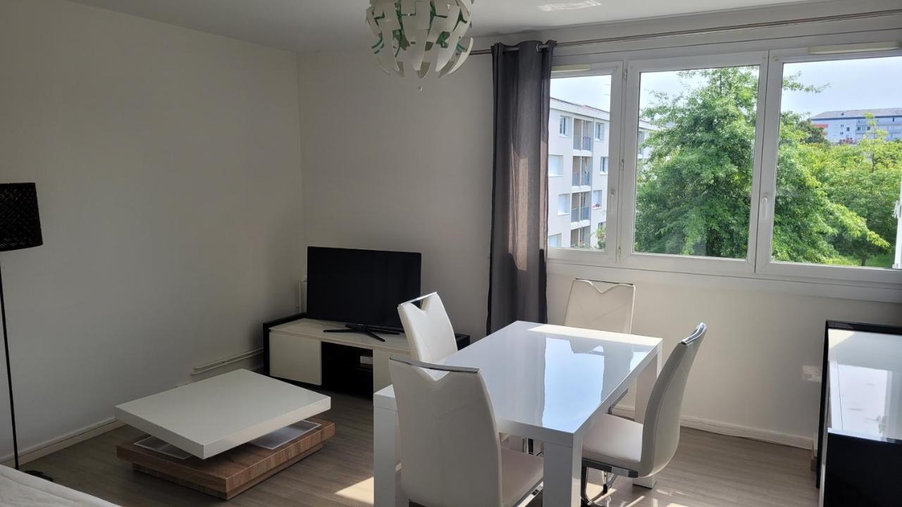Appartement Bel apparemment lumineux avec parking gratuit à Cholet Extérieur photo